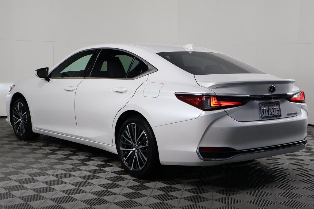Certified 2025 Lexus ES 300h w/ Premium Package image 6