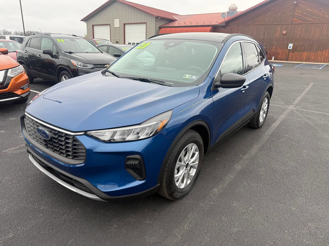 Used 2023 Ford Escape Active w/ Tech Pack #1 AWD/4WD image 2