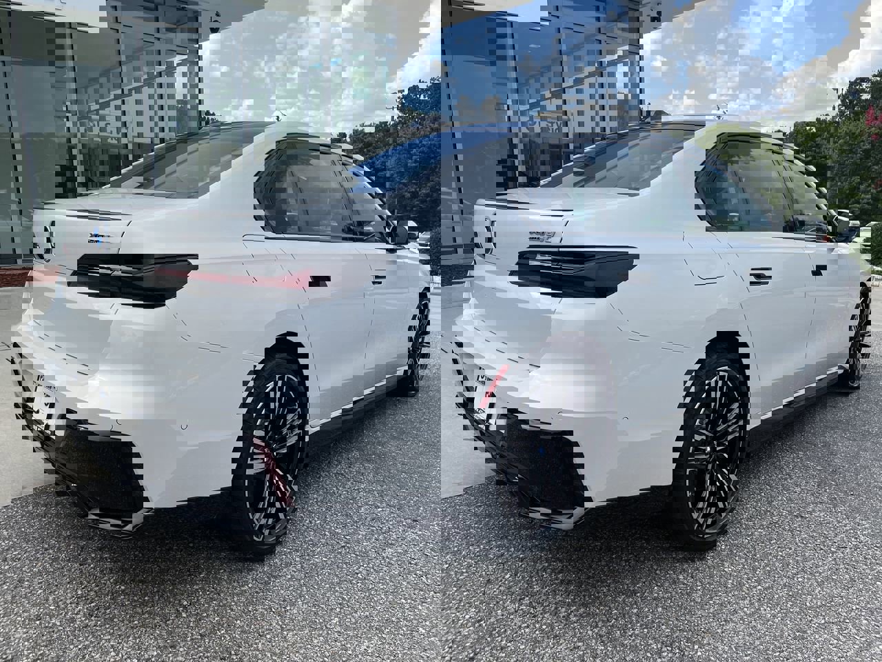 Used 2025 BMW i7 xDrive60 image 8