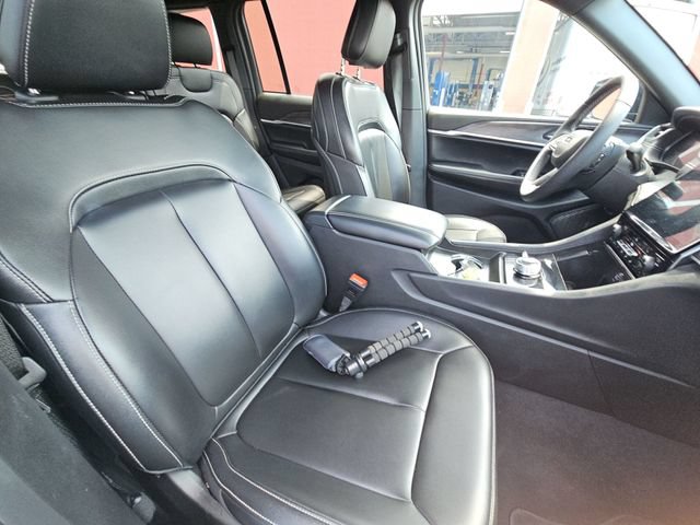 Used 2024 Jeep Grand Cherokee Limited AWD/4WD image 30