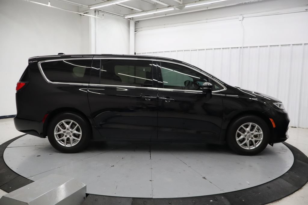 Used 2025 Chrysler Pacifica Select FWD image 2