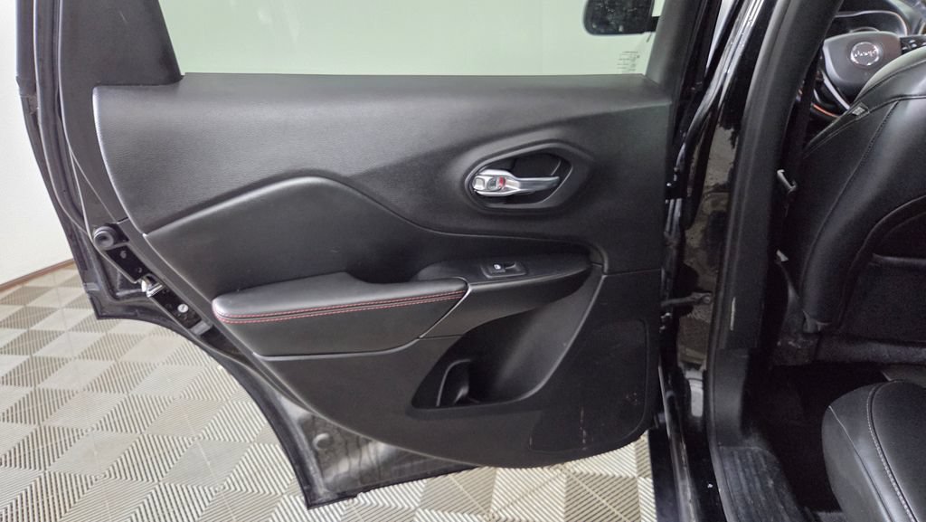 Used 2020 Jeep Cherokee Trailhawk AWD/4WD image 26