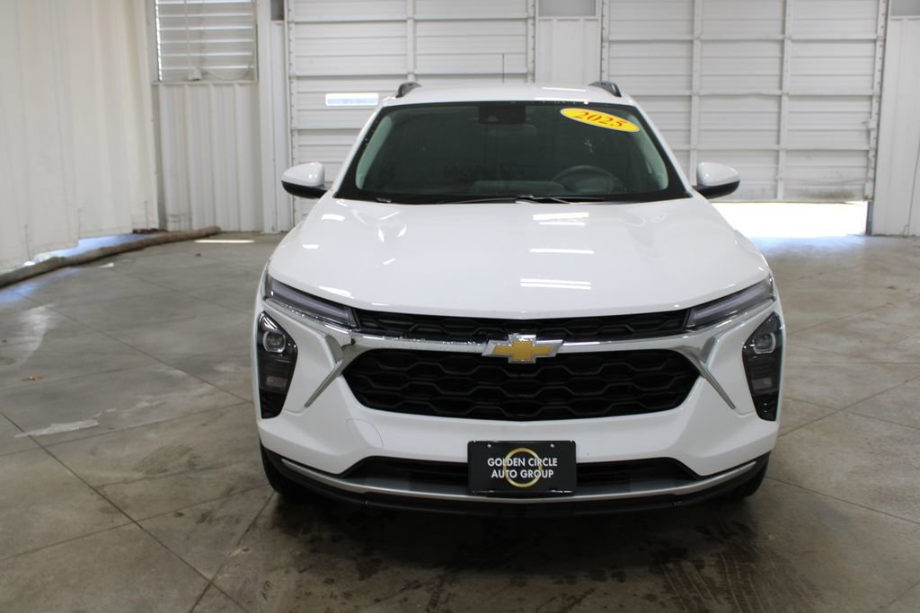 Used 2025 Chevrolet Trax LT image 3
