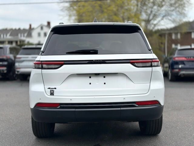 Used 2023 Jeep Grand Cherokee Altitude AWD/4WD image 5