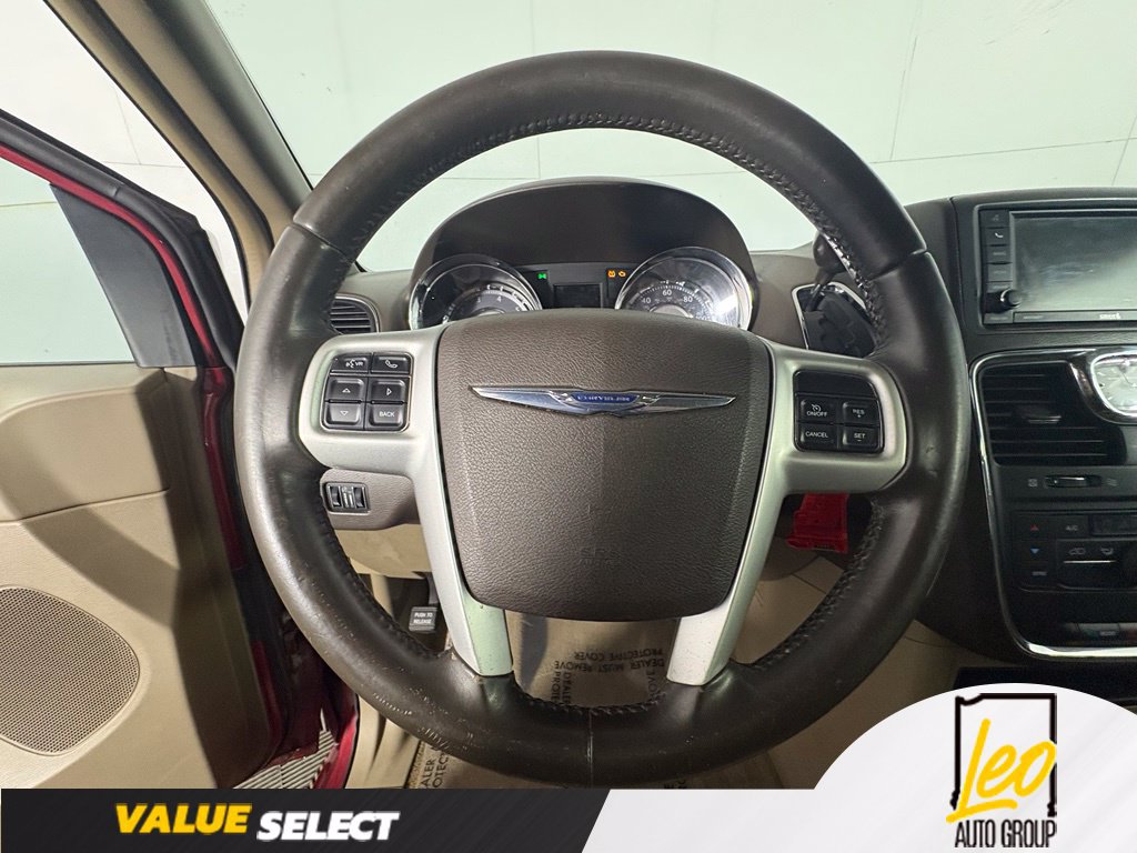 Used 2014 Chrysler Town & Country Touring-L FWD image 9