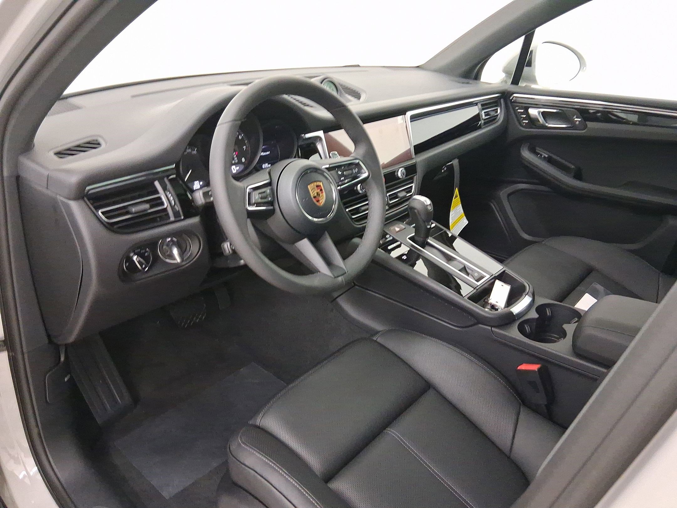 Used 2026 Porsche Macan image 4