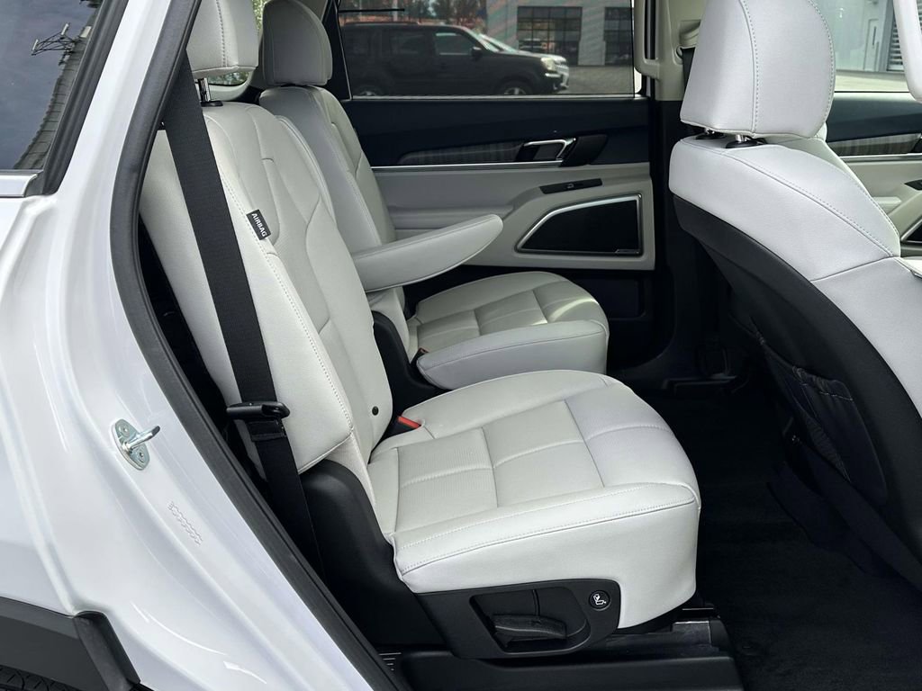 Used 2024 Kia Telluride EX w/ EX Captain's Chair Package image 7