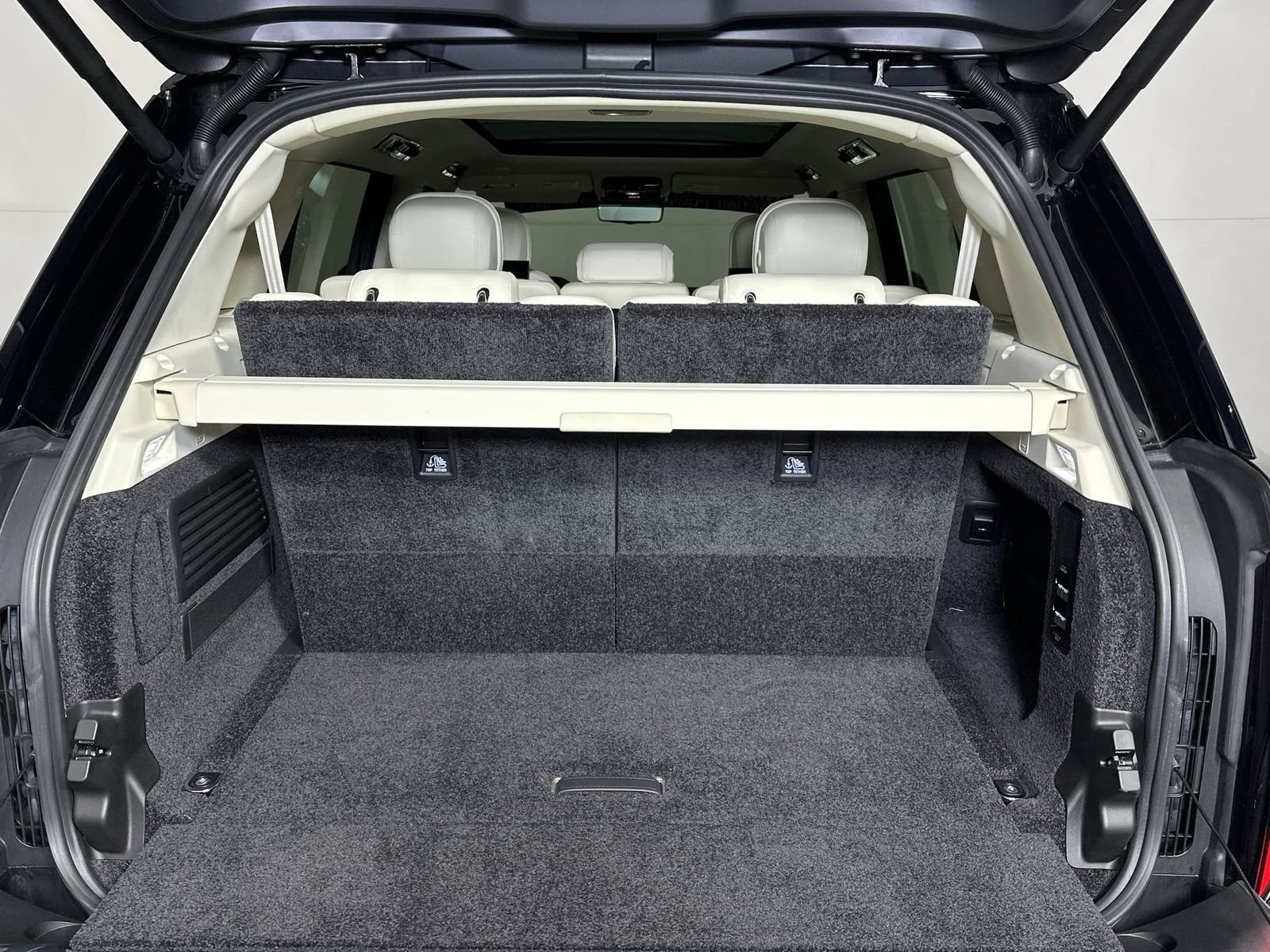 Used 2024 Land Rover Range Rover Long Wheelbase SE image 25