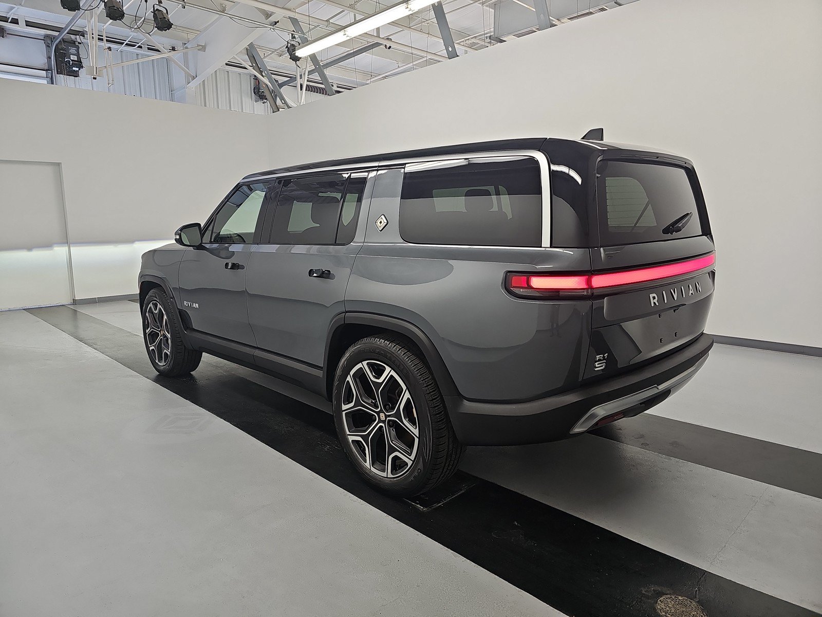 Used 2024 Rivian R1S Adventure AWD/4WD image 3
