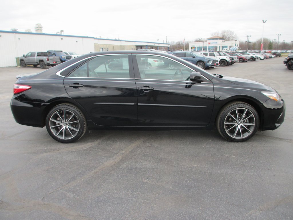 Used 2017 Toyota Camry XSE image 3