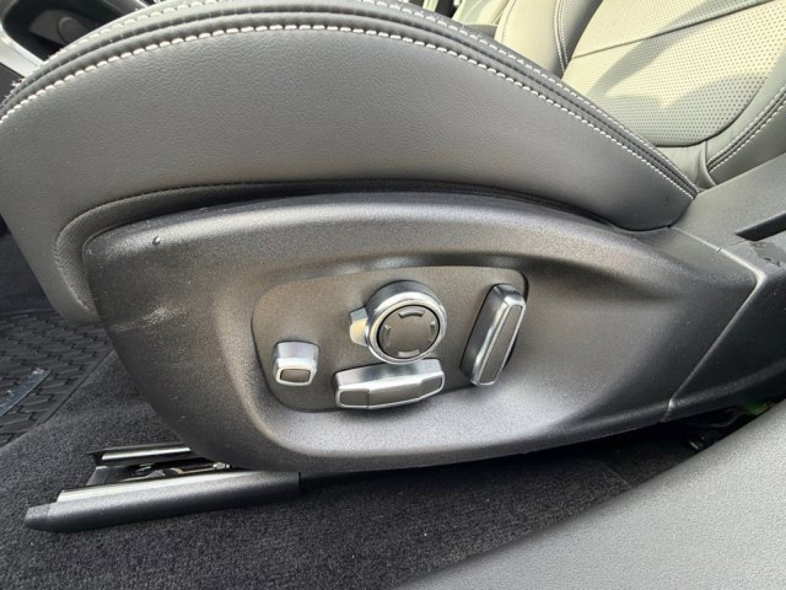 Used 2024 Jaguar I-PACE R-Dynamic HSE image 11