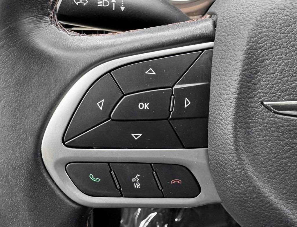 Used 2018 Chrysler Pacifica Touring-L FWD image 18