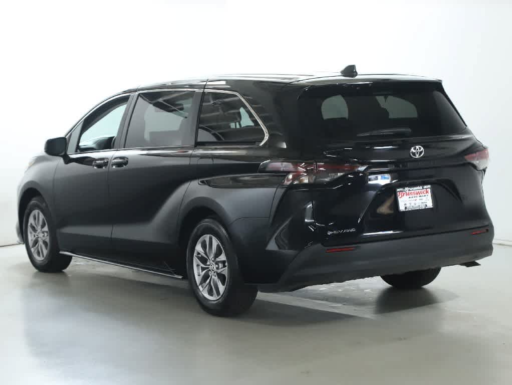 Certified 2026 Toyota Sienna LE AWD/4WD image 39