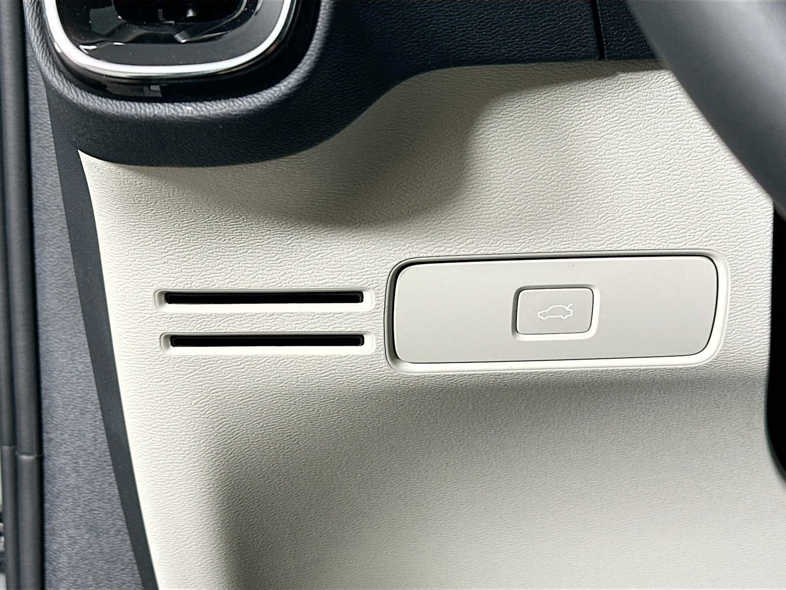 Used 2025 Volvo XC40 B5 Ultra w/ Protection Package image 10