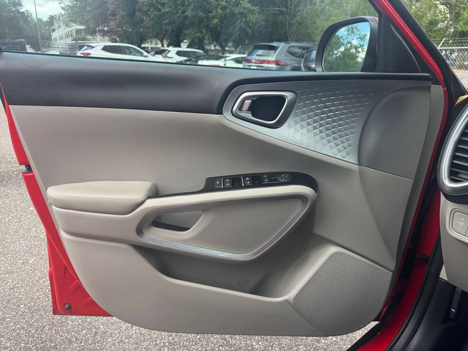 Used 2025 Kia Soul LX w/ LX Technology Package FWD image 18