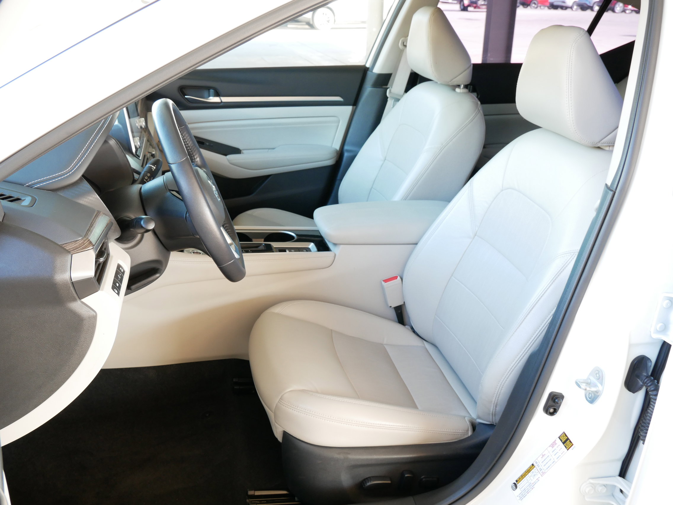 Used 2021 Nissan Altima 2.5 Platinum image 2