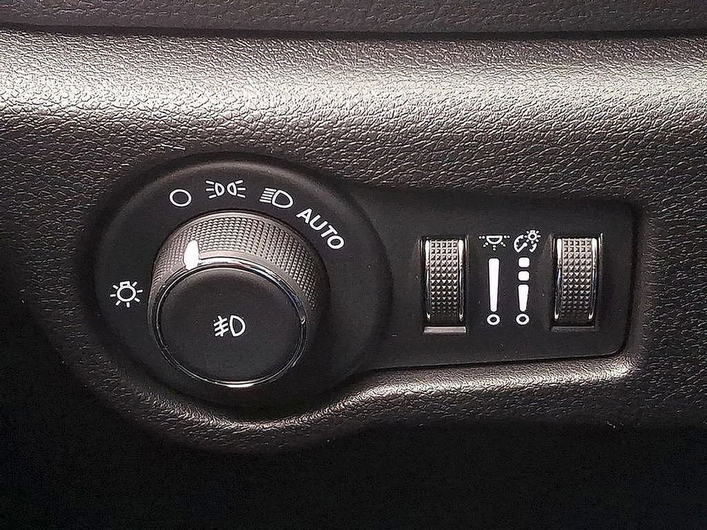 Used 2025 Chrysler Pacifica Limited FWD image 23