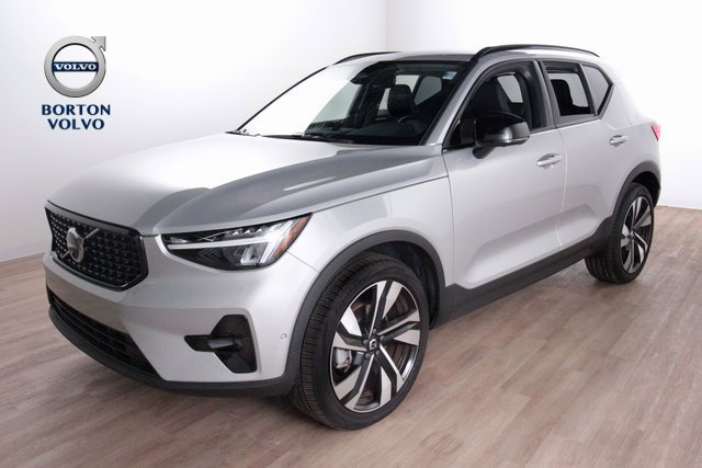 Certified 2025 Volvo XC40 B5 Plus image 1