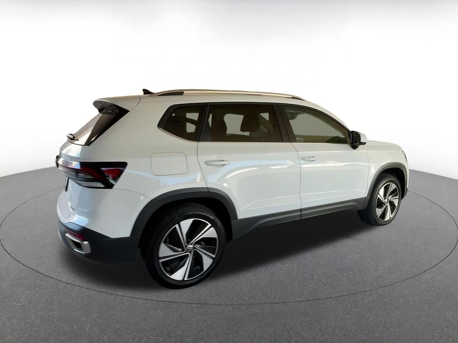 Used 2025 Volkswagen Taos SE image 15