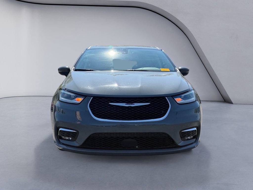 Used 2023 Chrysler Pacifica Touring-L image 8