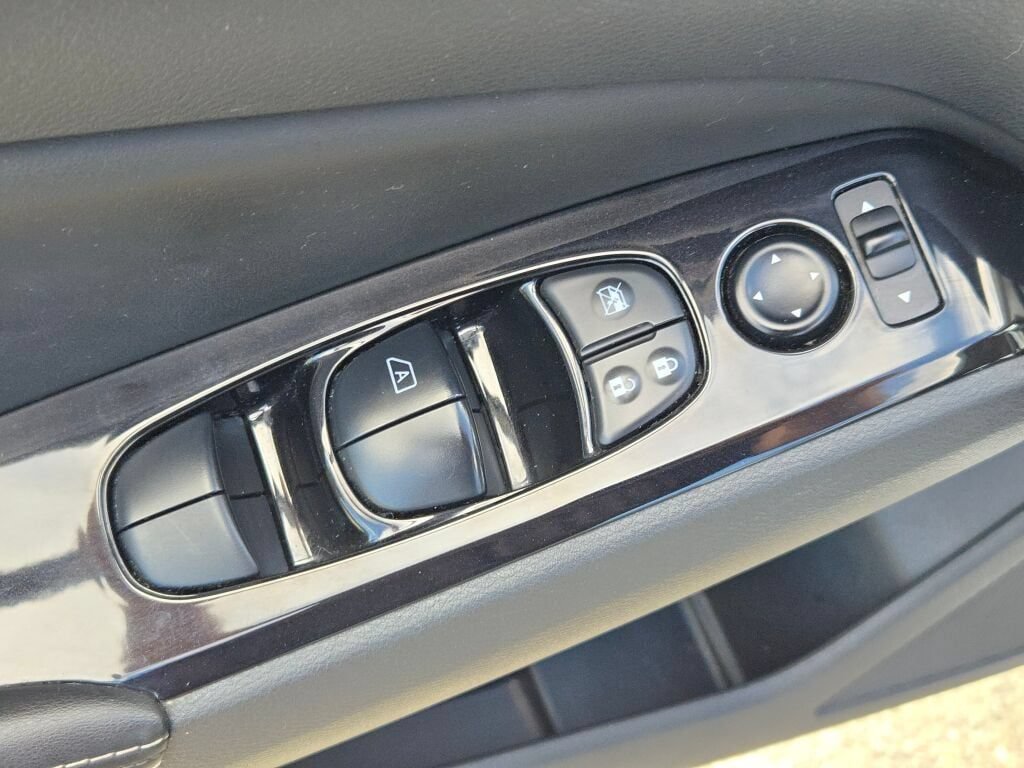 Used 2023 Nissan Altima 2.5 SV AWD/4WD image 16