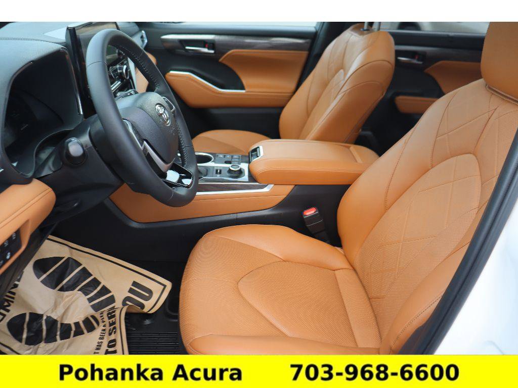 Used 2025 Toyota Highlander Platinum AWD/4WD image 30