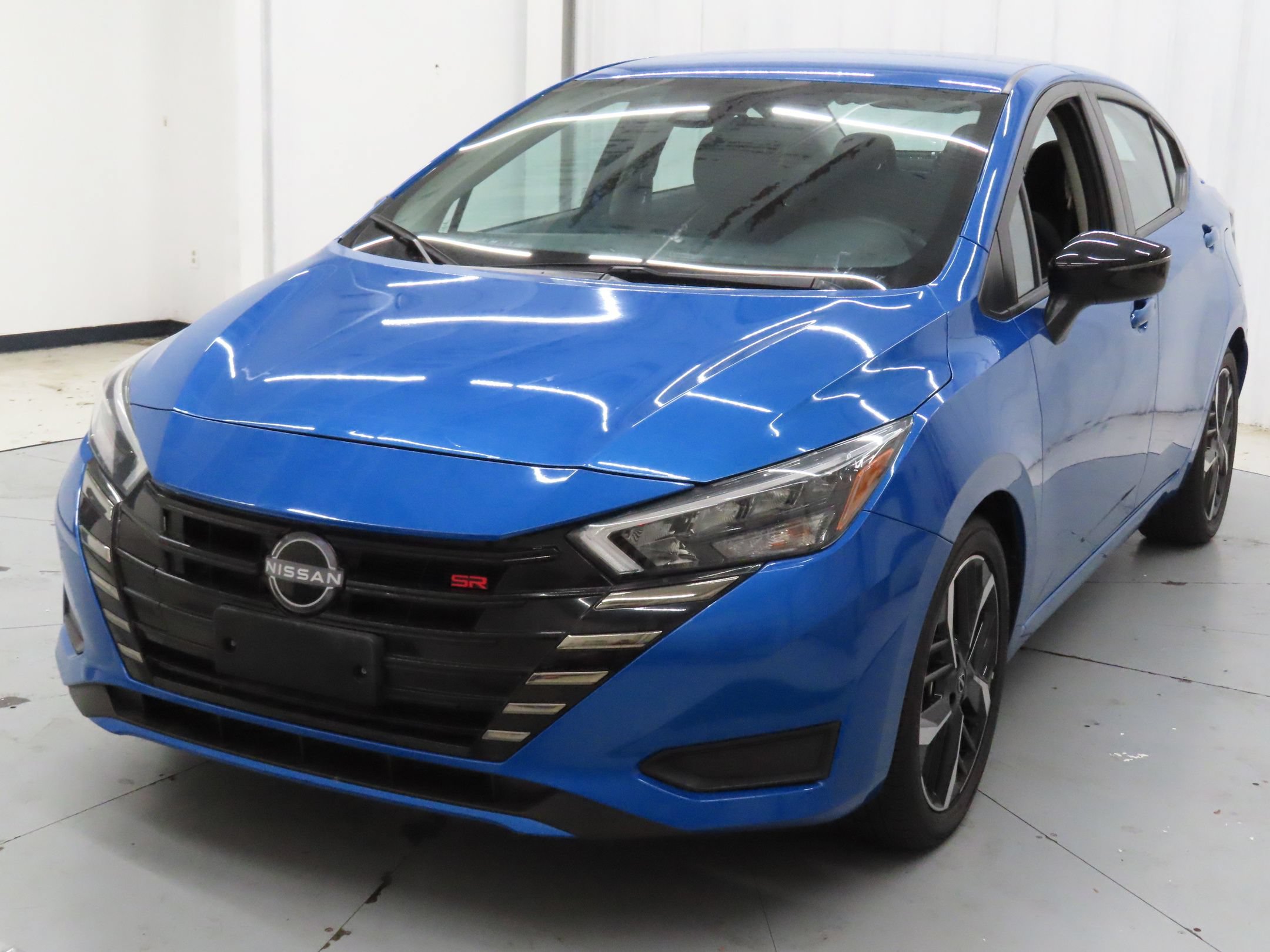 Used 2024 Nissan Versa SR FWD image 8