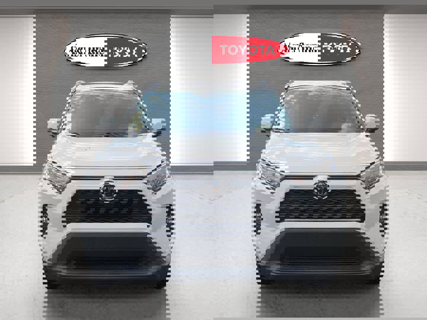 Used 2020 Toyota RAV4 XLE Premium image 4