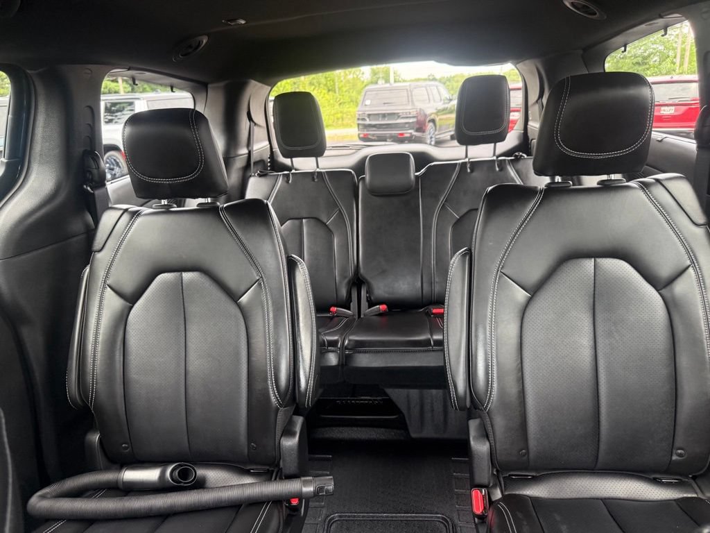 Used 2025 Chrysler Pacifica Select w/ Uconnect Theater Family Group AWD/4WD image 33