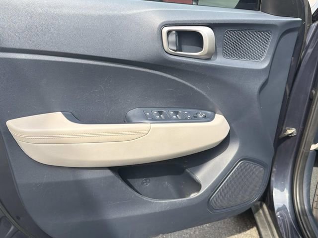 Used 2020 Hyundai Venue FWD image 11
