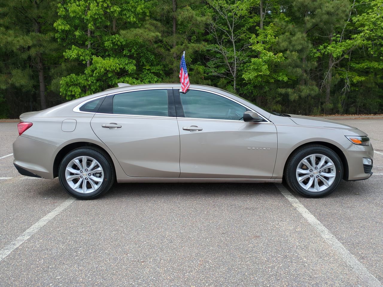 Used 2025 Chevrolet Malibu LT FWD image 3