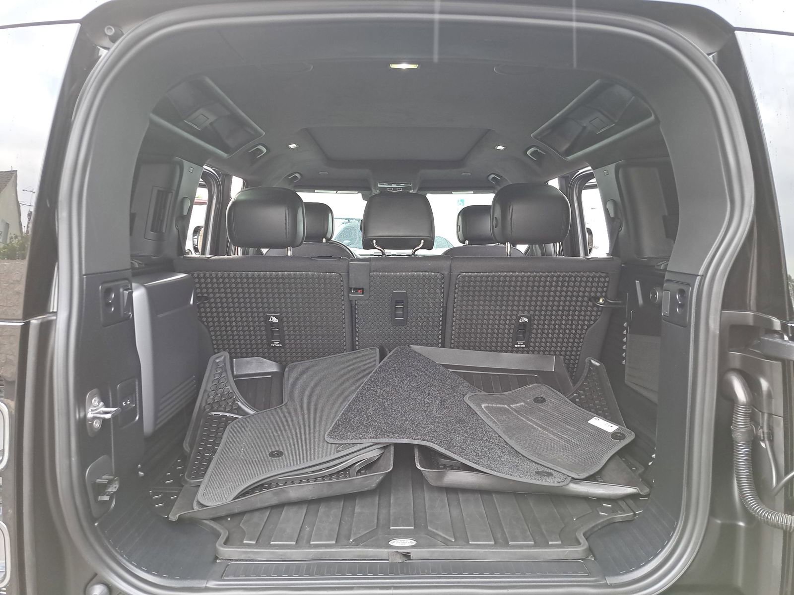 Used 2025 Land Rover Defender 110 V8 image 12