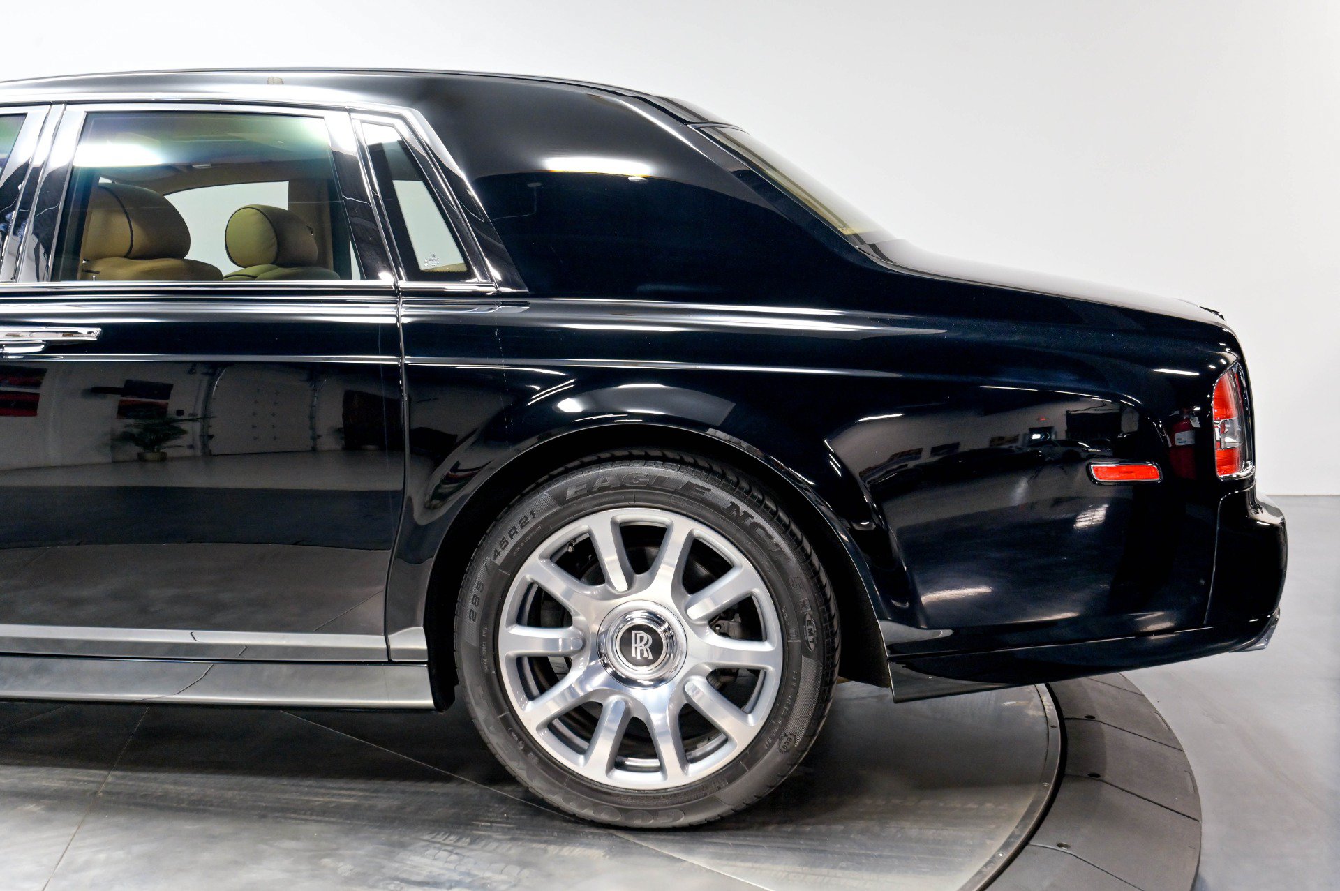 Used 2013 Rolls-Royce Phantom Sedan RWD image 60
