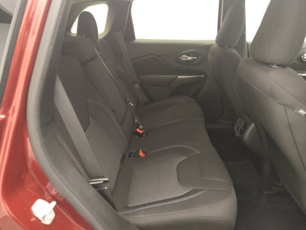 Used 2020 Jeep Cherokee Latitude FWD image 19