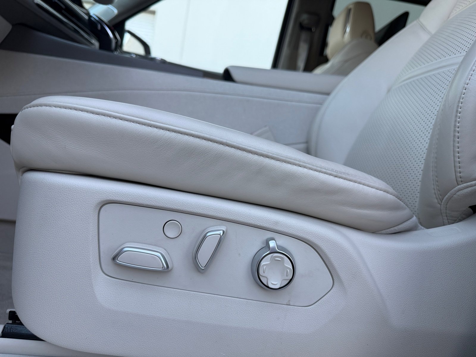 Used 2024 Cadillac Escalade Premium Luxury Platinum image 31