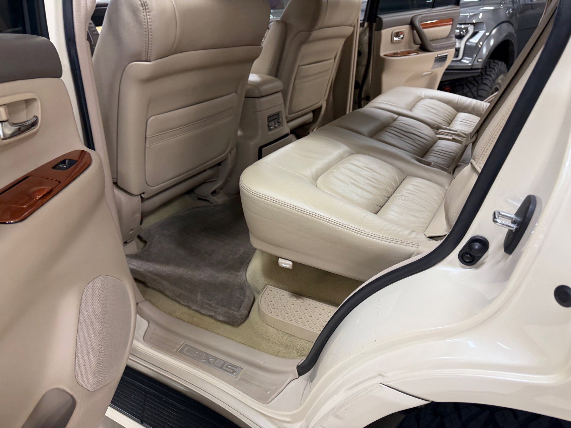 Used 2005 Lexus LX 470 4WD image 21