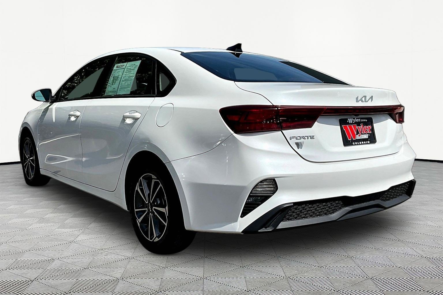 Used 2022 Kia Forte LXS FWD image 4