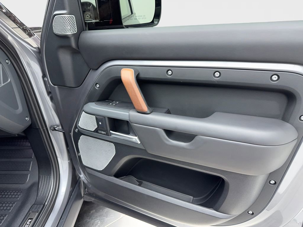 Used 2024 Land Rover Defender 130 X image 44