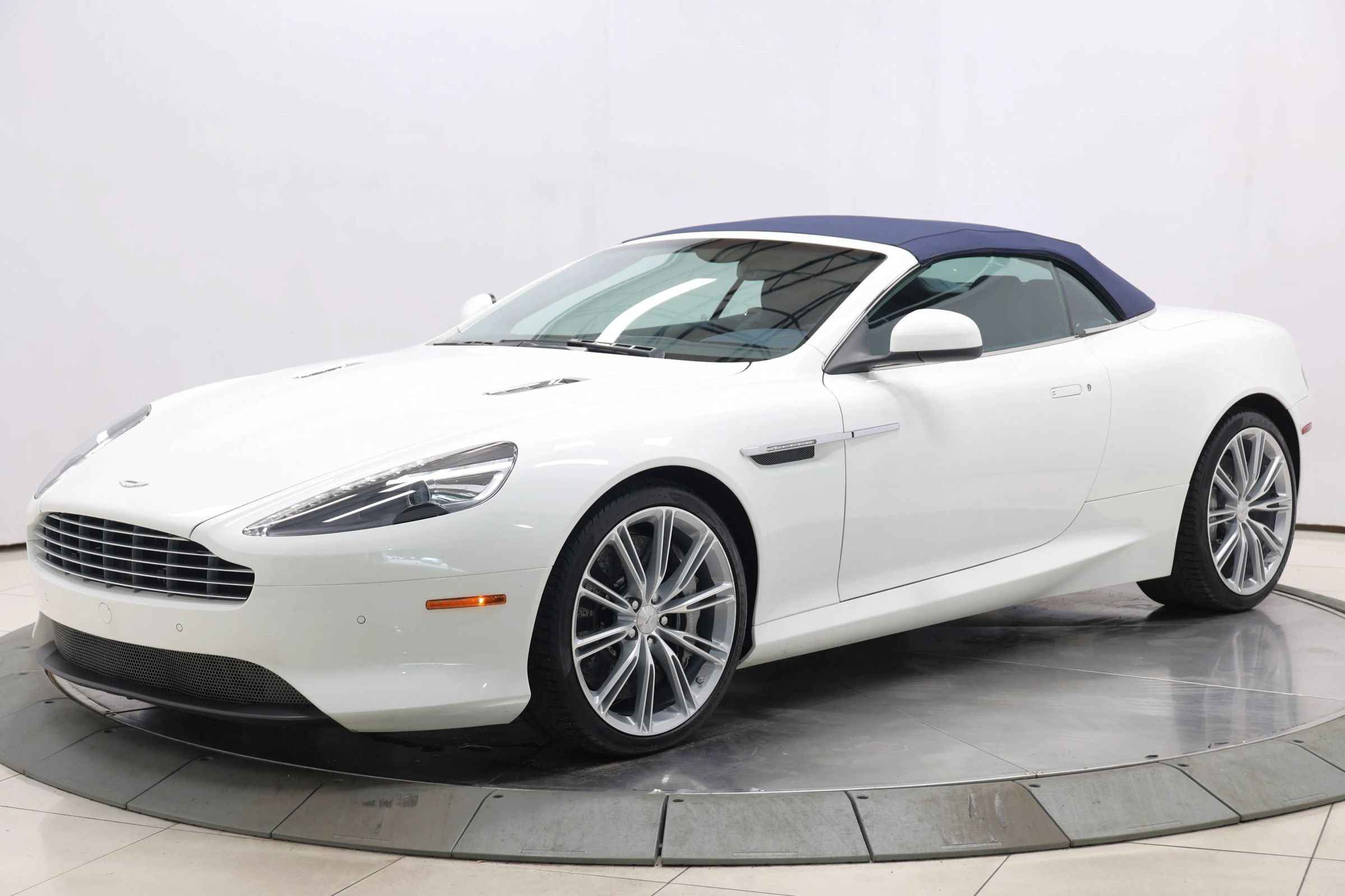 Used 2012 Aston Martin Virage Volante RWD image 95