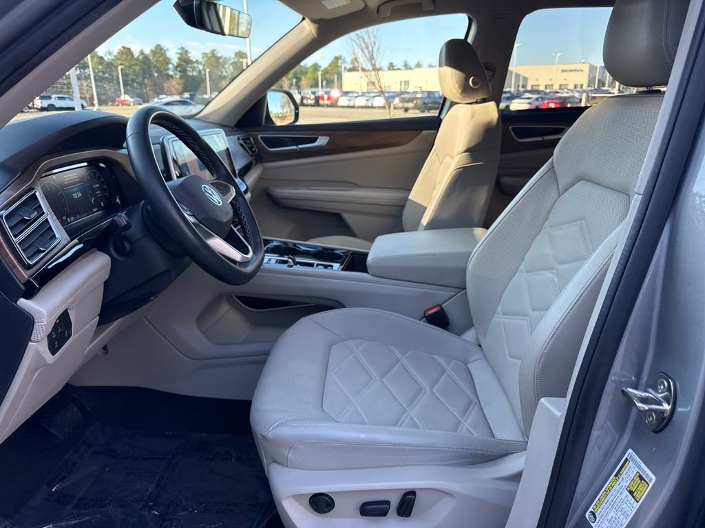 Used 2024 Volkswagen Atlas SE w/ Black Wheel Package image 13