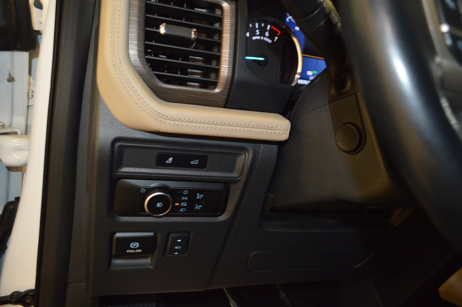 Used 2024 Ford Expedition Limited AWD/4WD image 16