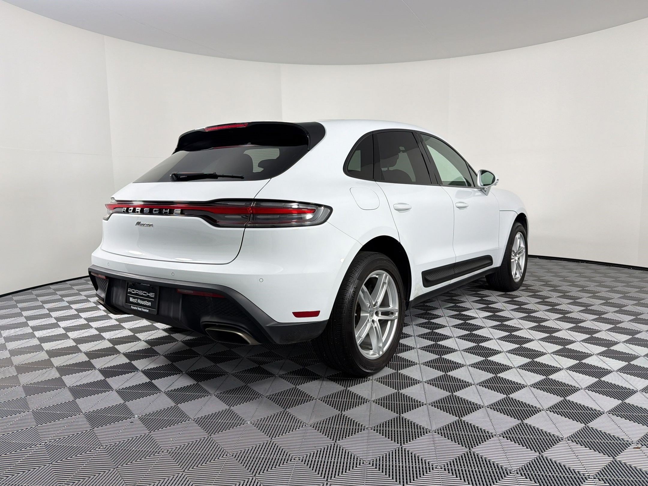 Certified 2022 Porsche Macan AWD/4WD image 10