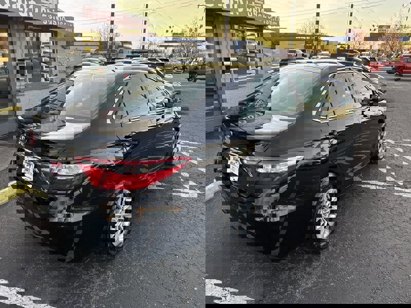 Used 2016 Toyota Camry LE image 4