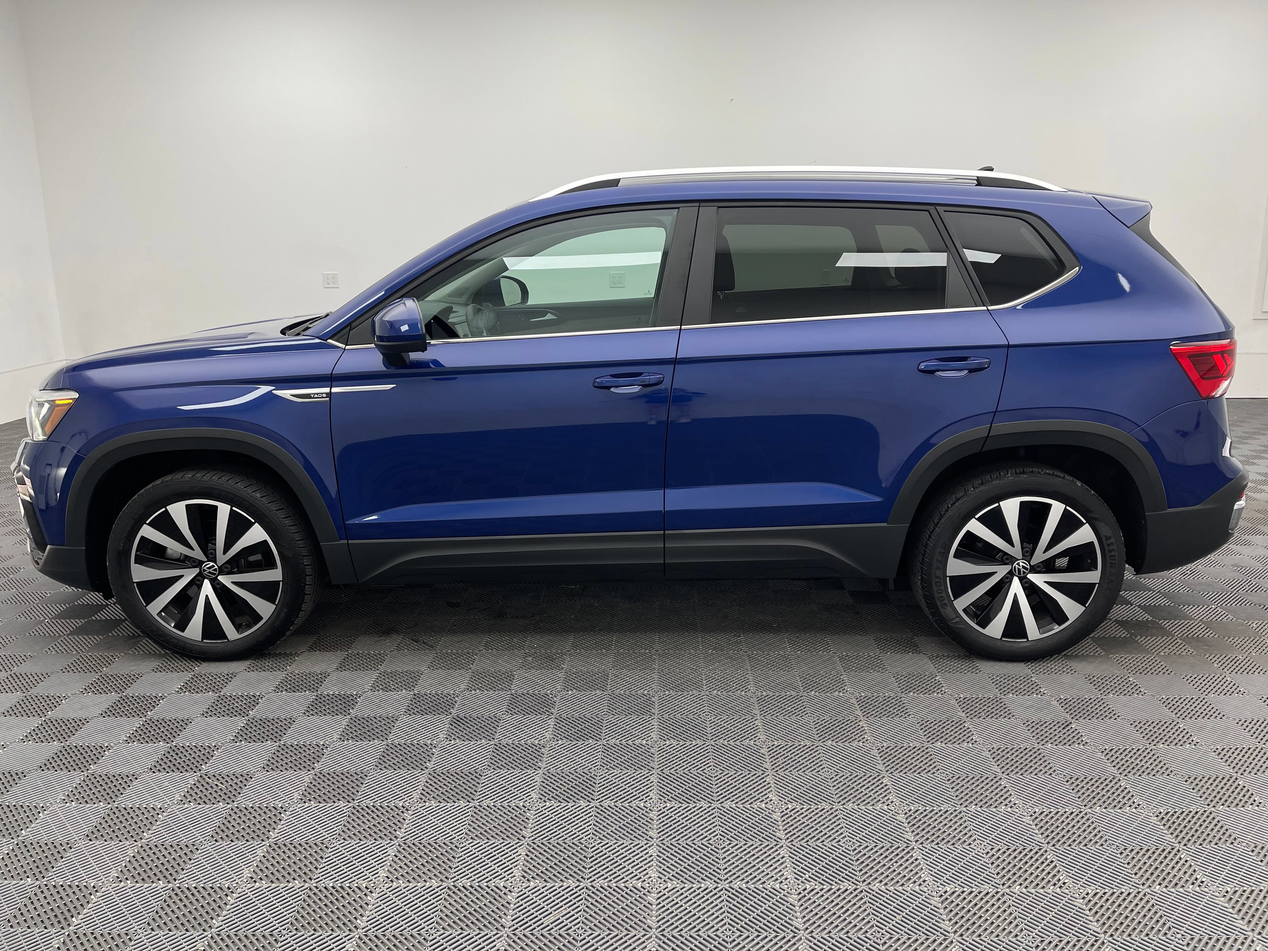 Used 2022 Volkswagen Taos SE w/ Panoramic Sunroof Package FWD image 11