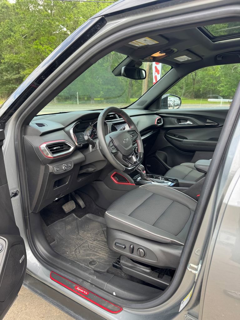 Used 2023 Chevrolet TrailBlazer RS w/ Sun and Liftgate Package FWD image 8
