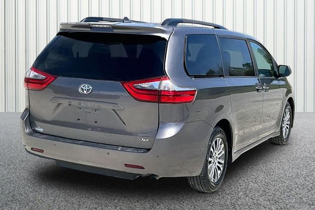 Used 2020 Toyota Sienna XLE w/ XLE Navigation Package FWD image 12