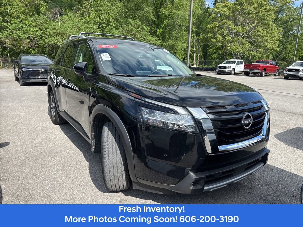 Used 2024 Nissan Pathfinder SL AWD/4WD image 2