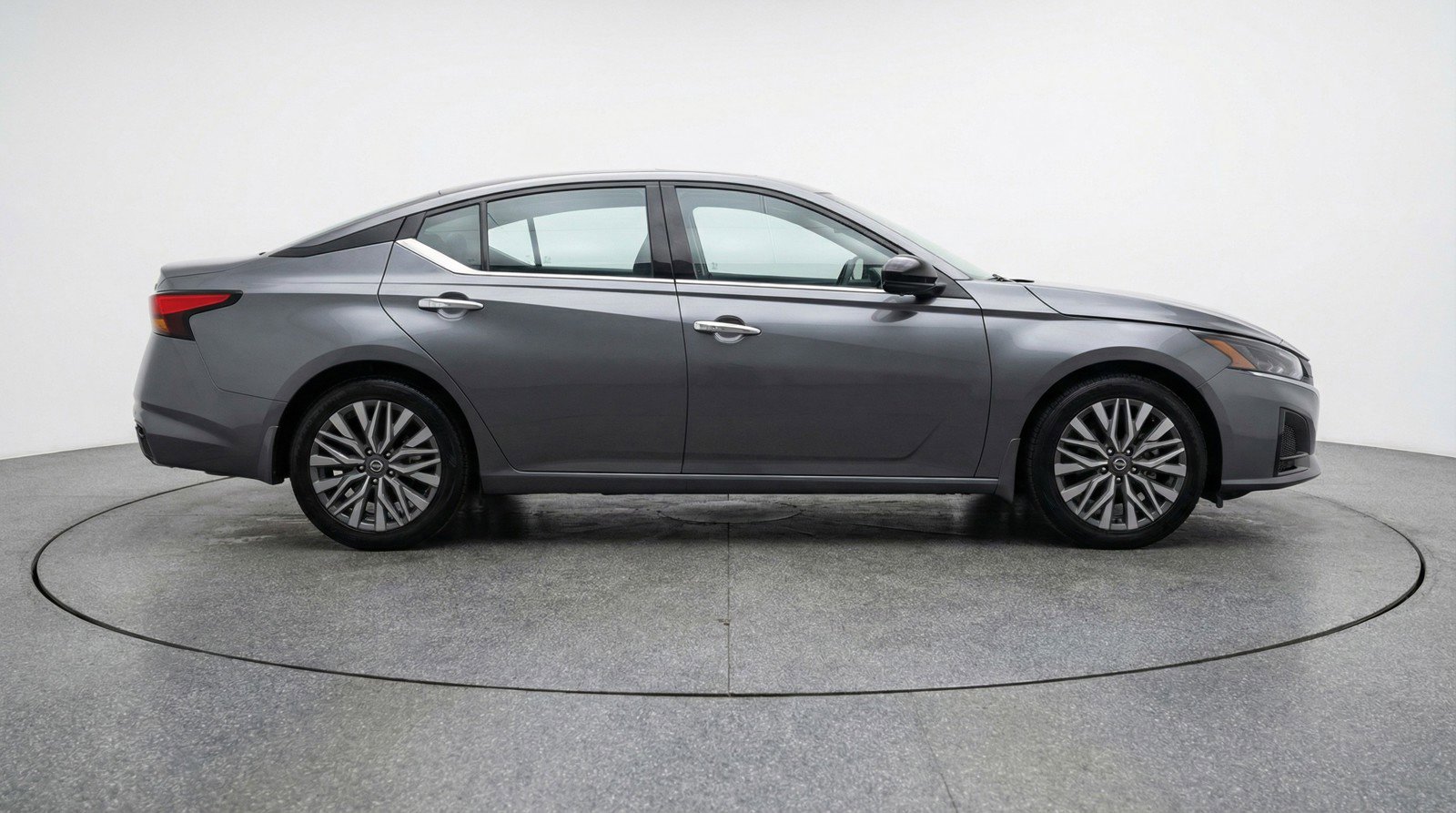 Used 2025 Nissan Altima 2.5 SV FWD image 11