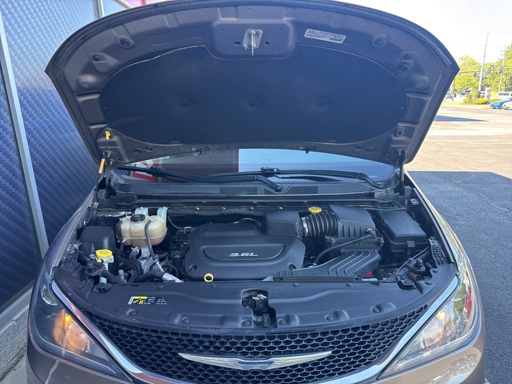 Used 2017 Chrysler Pacifica Touring-L FWD image 19