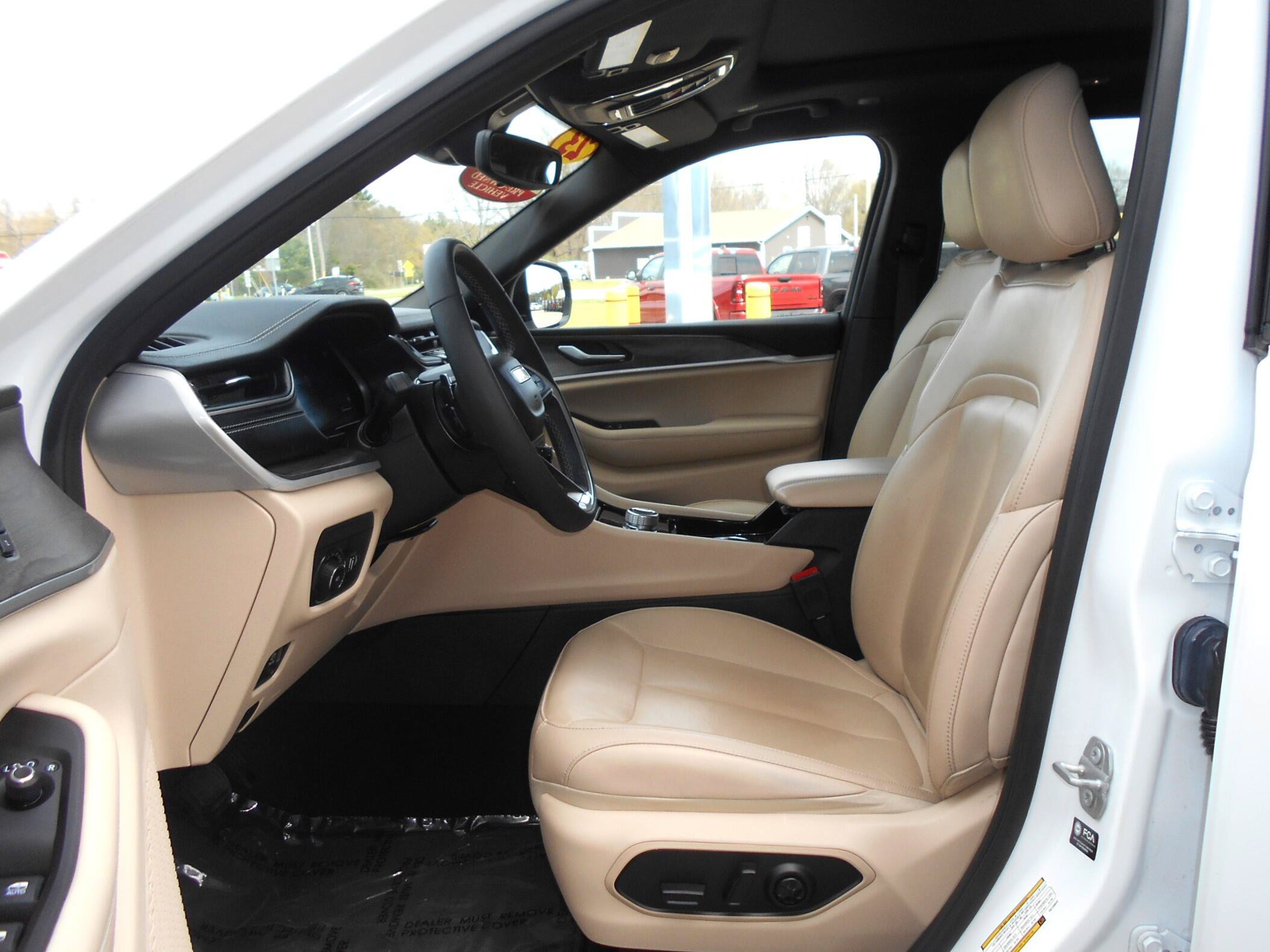 Used 2023 Jeep Grand Cherokee L Limited w/ Trailer Tow Group (B) AWD/4WD image 6